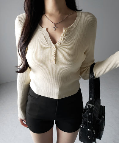 キーネックボタンデザインクロップドリブニット