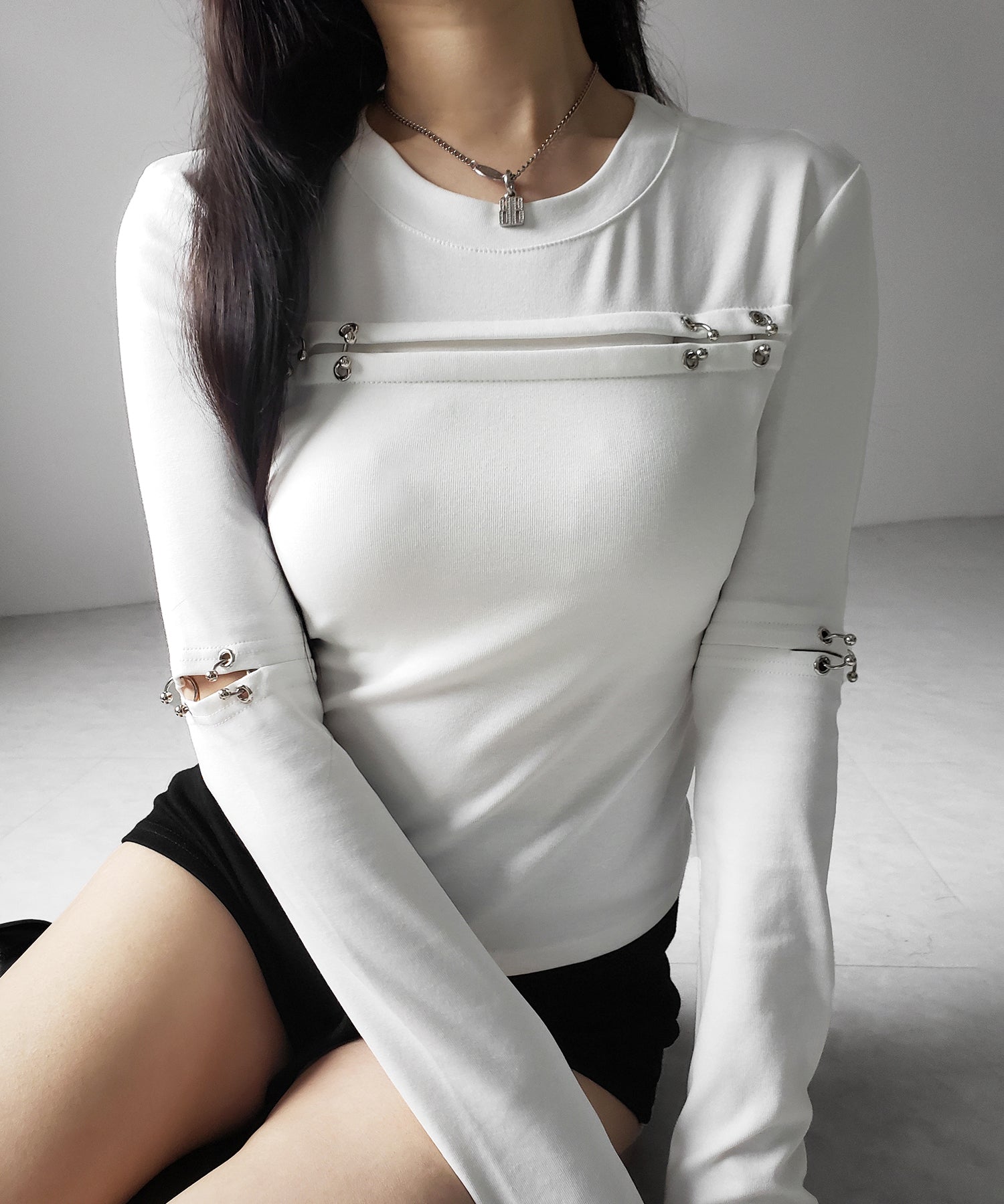 ピアッシングカットアウトスリムロンT/ piercing cutout slim long sleeve T-shirts