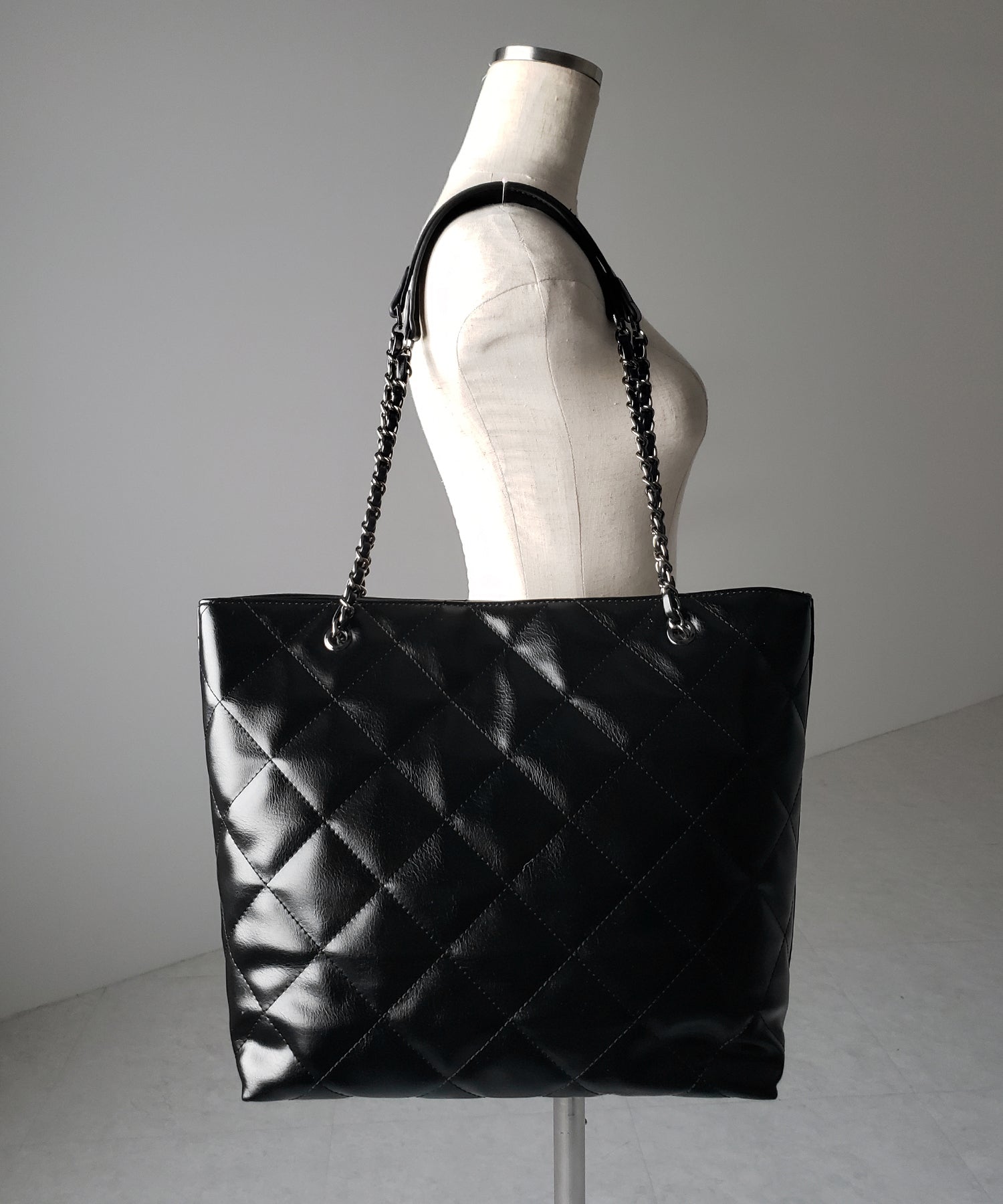 【 A4収納可 】キルティングチェーンスクエアトートショルダーバッグ / quilting chain square tote shoulder bag