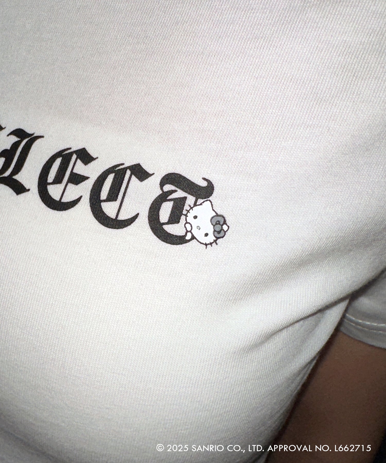 【 HELLO KITTY × me+em select 】ハローキティグランジロゴショートちびTシャツ / Hello Kitty grunge logo short chibi T-shirt 【 セットアップ着用可能 】