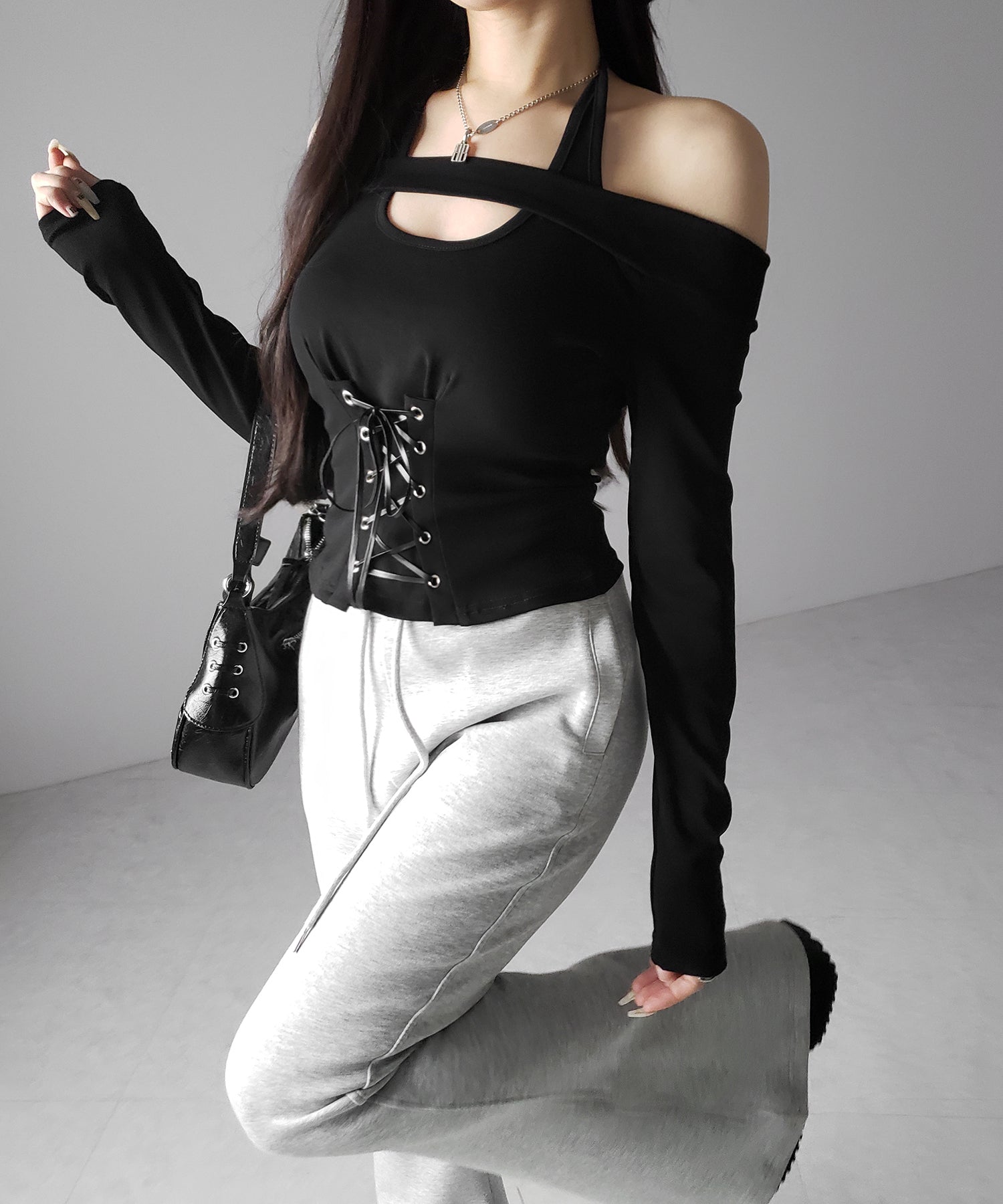 レースアップカットアウトホルターオフショルトップス / laceup cutout halter offshoulder tops