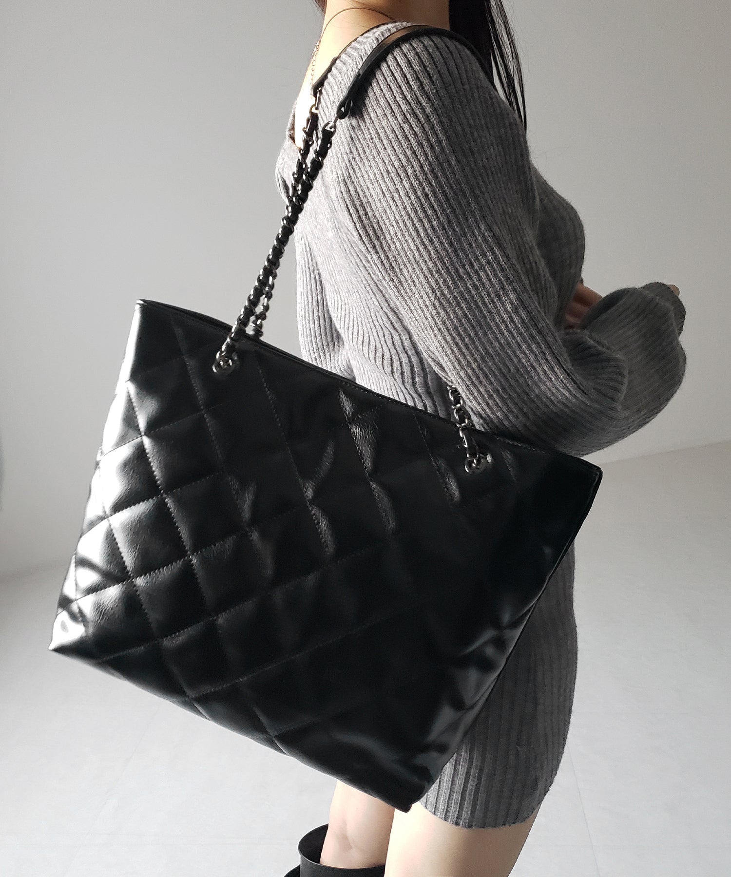 【 A4収納可 】キルティングチェーンスクエアトートショルダーバッグ / quilting chain square tote shoulder bag
