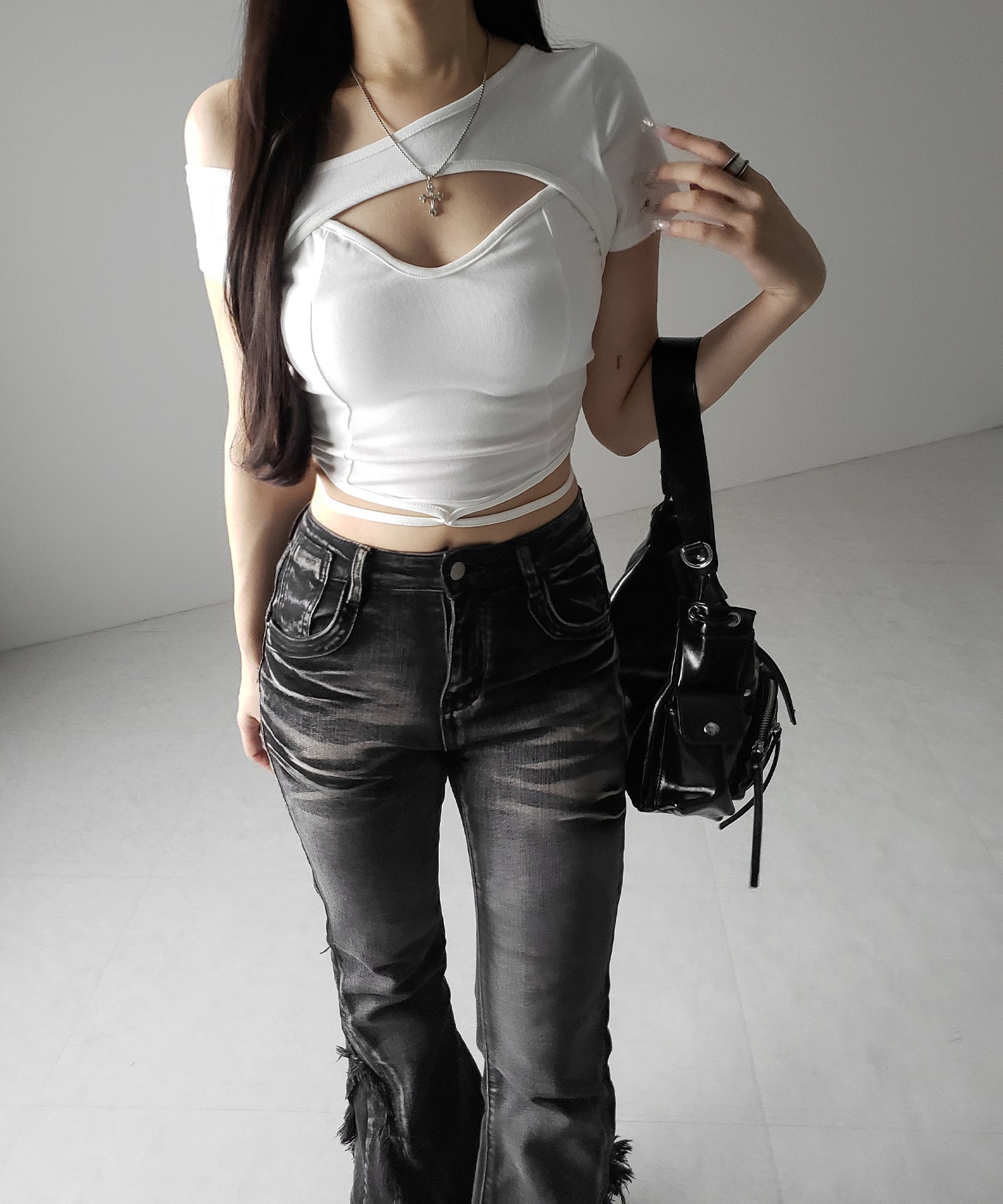 【 2color 】胸開きカットアウトクロスストラップワンショルダーTシャツ / open chest cutout cross strap one shoulder T-shirts