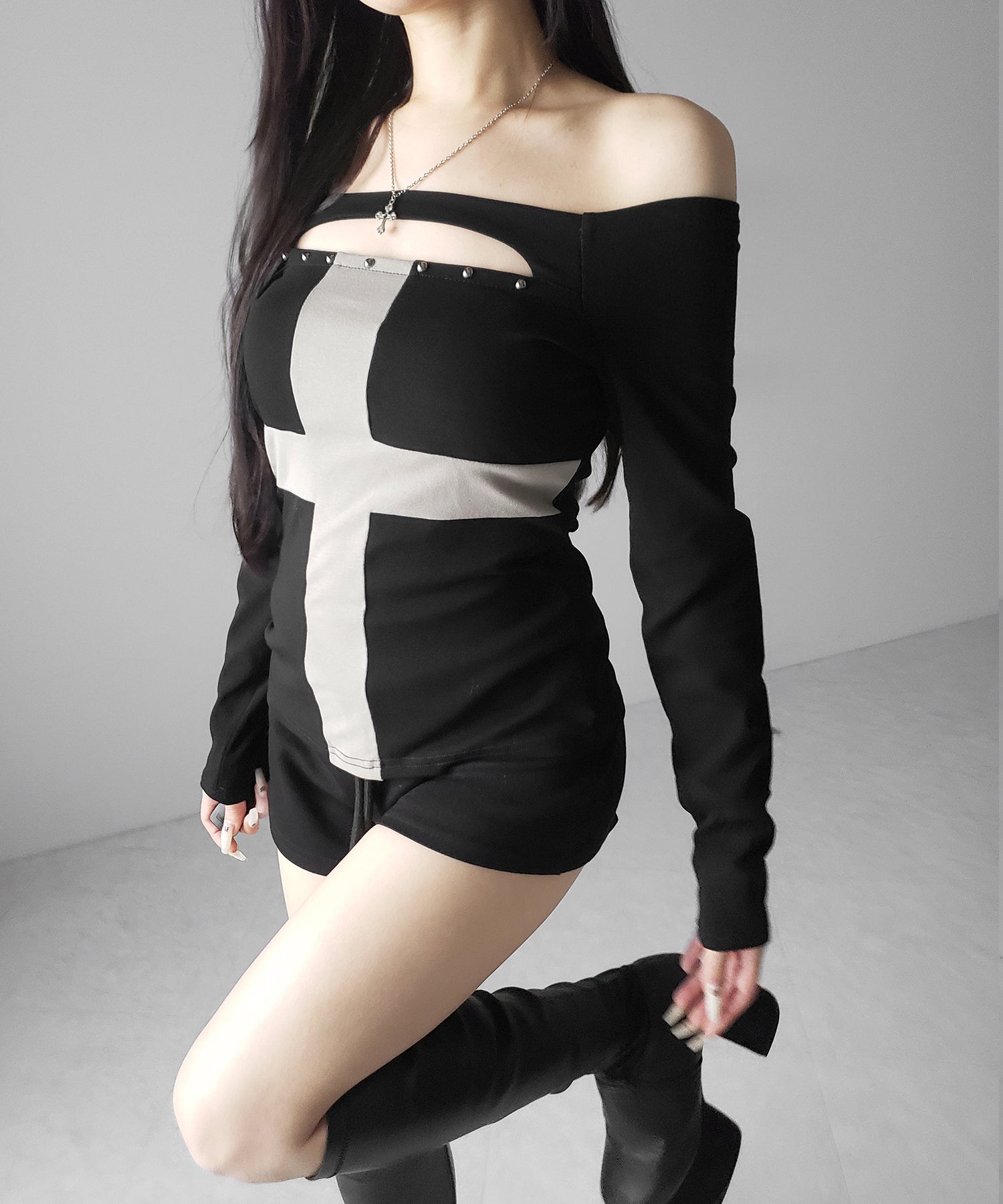 十字架クロスデザインカットアウトオフショルスリムトップス / cross design cutout offshoulder slim tops