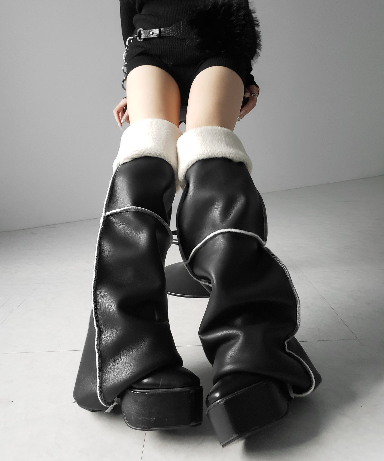 【 ニーハイにもなる2WAY 】ムートンフェイクレザールーズレッグカバー / mouton fake leather loose leg cover