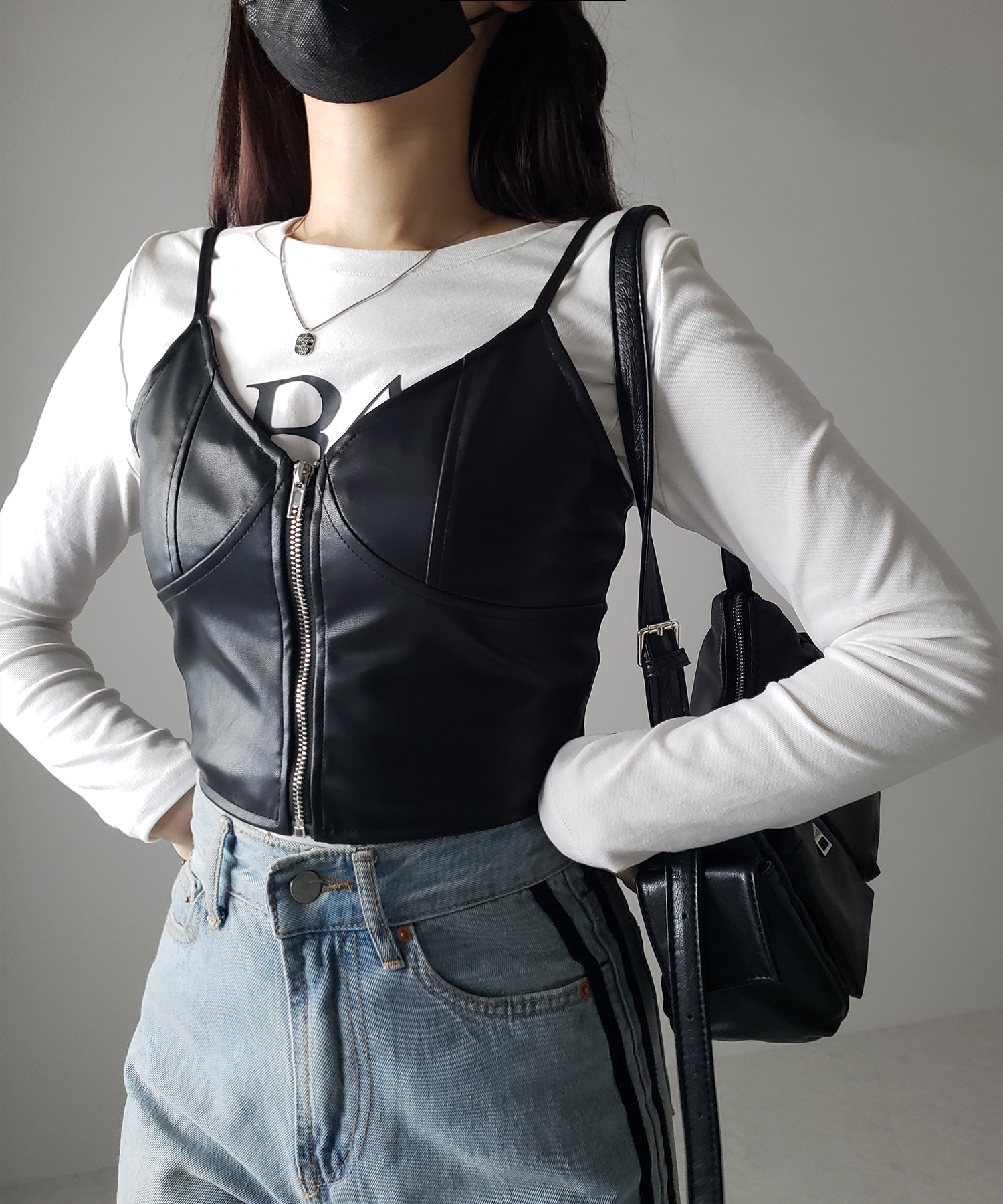 【 2color 】フロントジップフェイクレザービスチェ