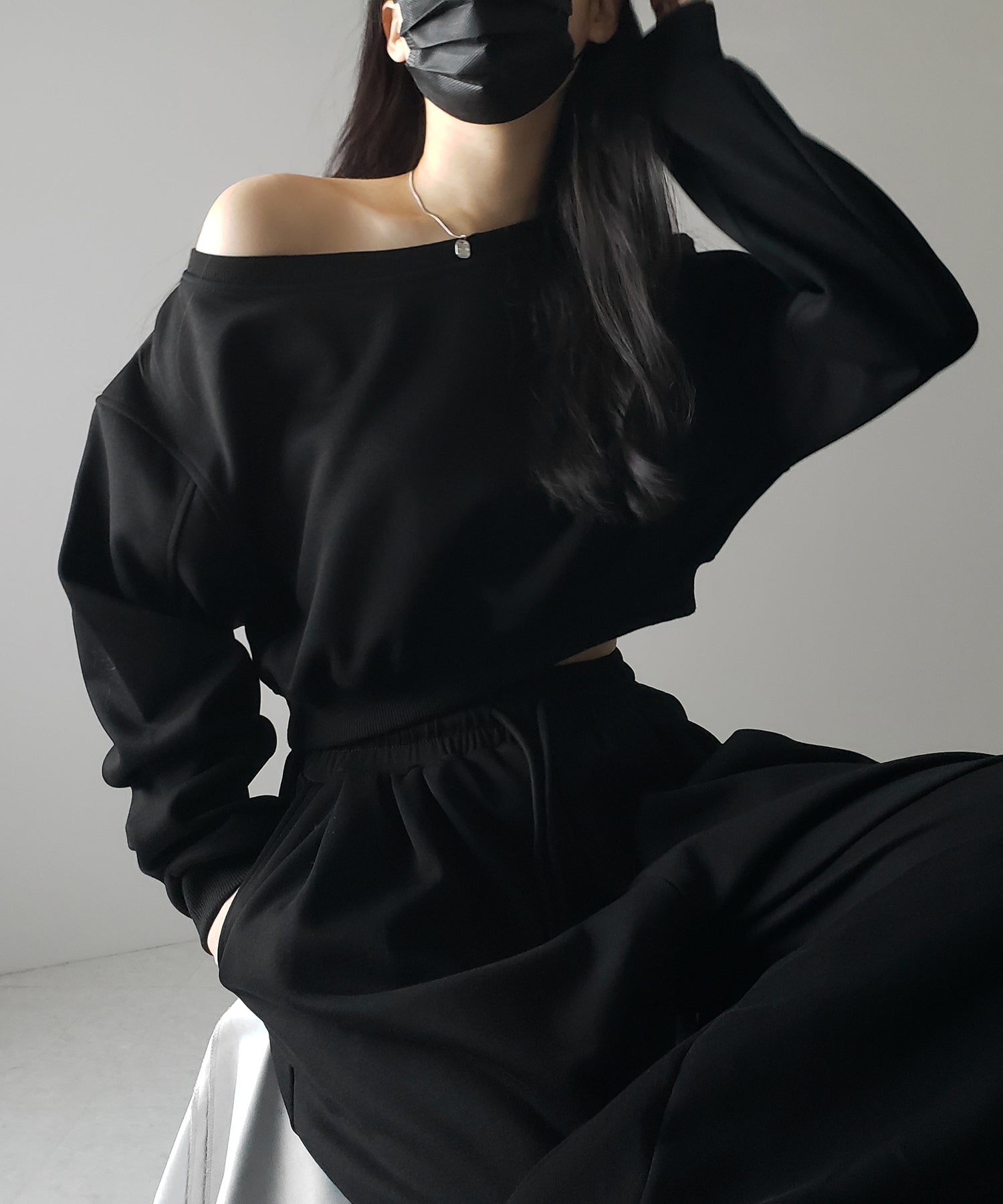 【 セットアップ 】ワンショルダーショートスウェットトップス + タックワイドパンツ SET / off shoulder short sweat tops & tack wide pants SET