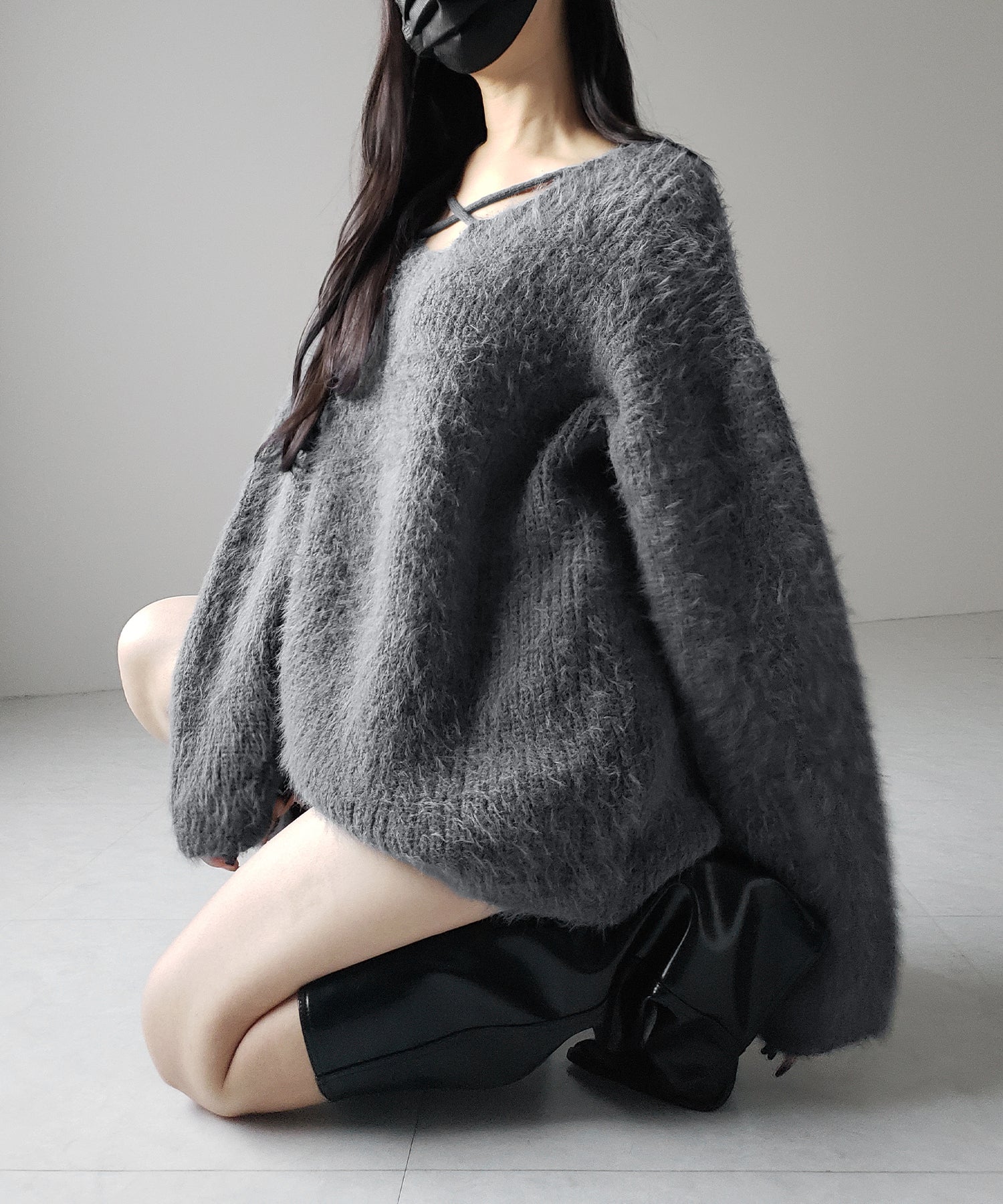 クロスストラップカットアウトルーズシャギーニット