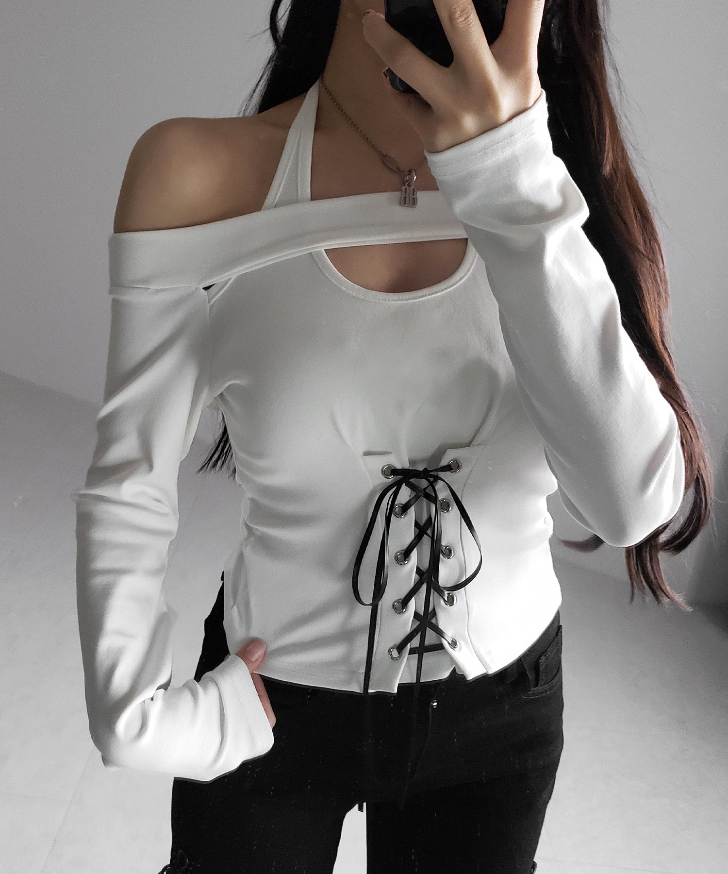 レースアップカットアウトホルターオフショルトップス / laceup cutout halter offshoulder tops