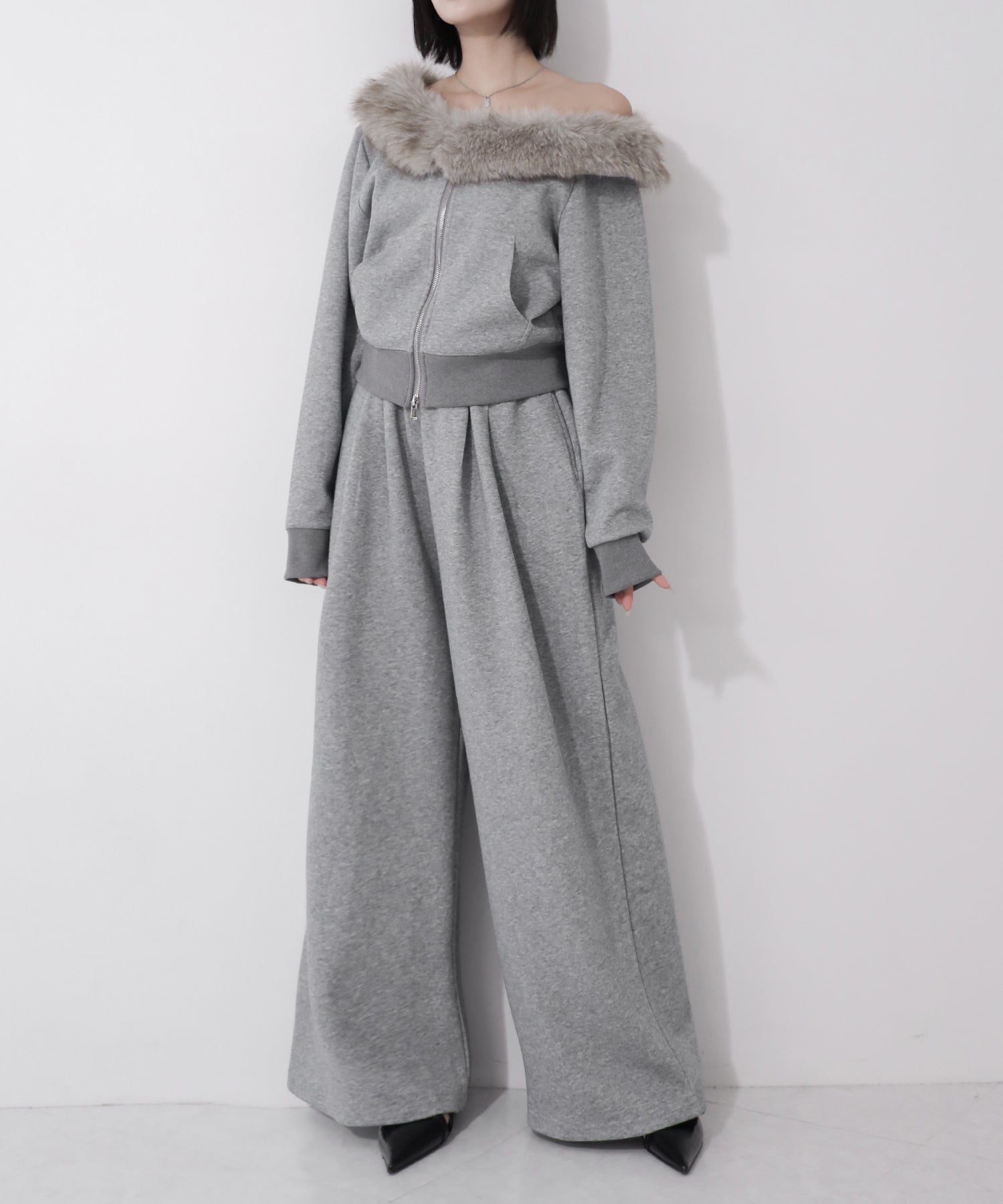 【 セットアップ 】ファーダブルジップワンショルスウェット&タックワイドスウェットパンツ / Fur double-zip one-shoulder sweatshirt & tuck wide sweatpants SETUP