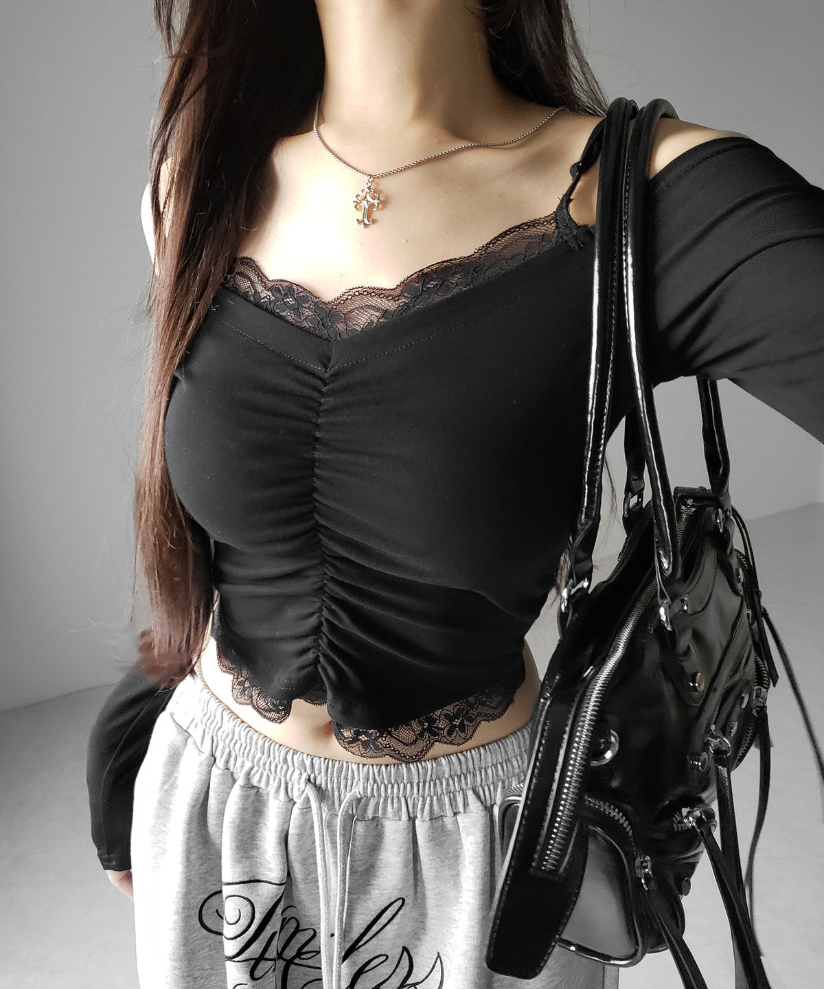 レースレイヤードギャザーオフショル長袖Tシャツ / lace layered gather off-shoulder long-sleeved T-shirts