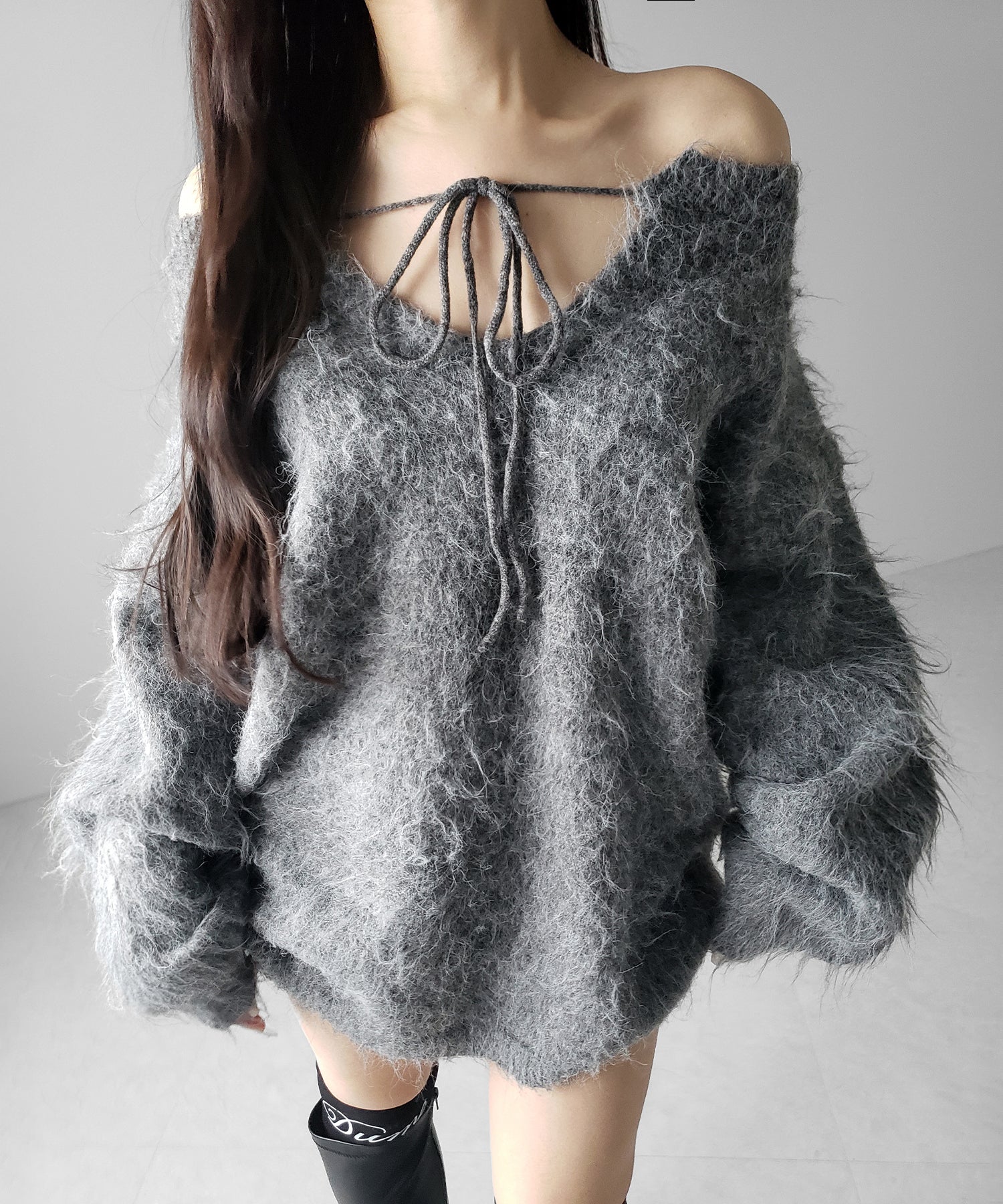 ストラップリボンオフショルオーバーシャギーニット / strap ribbon off shoulder over shaggy knit