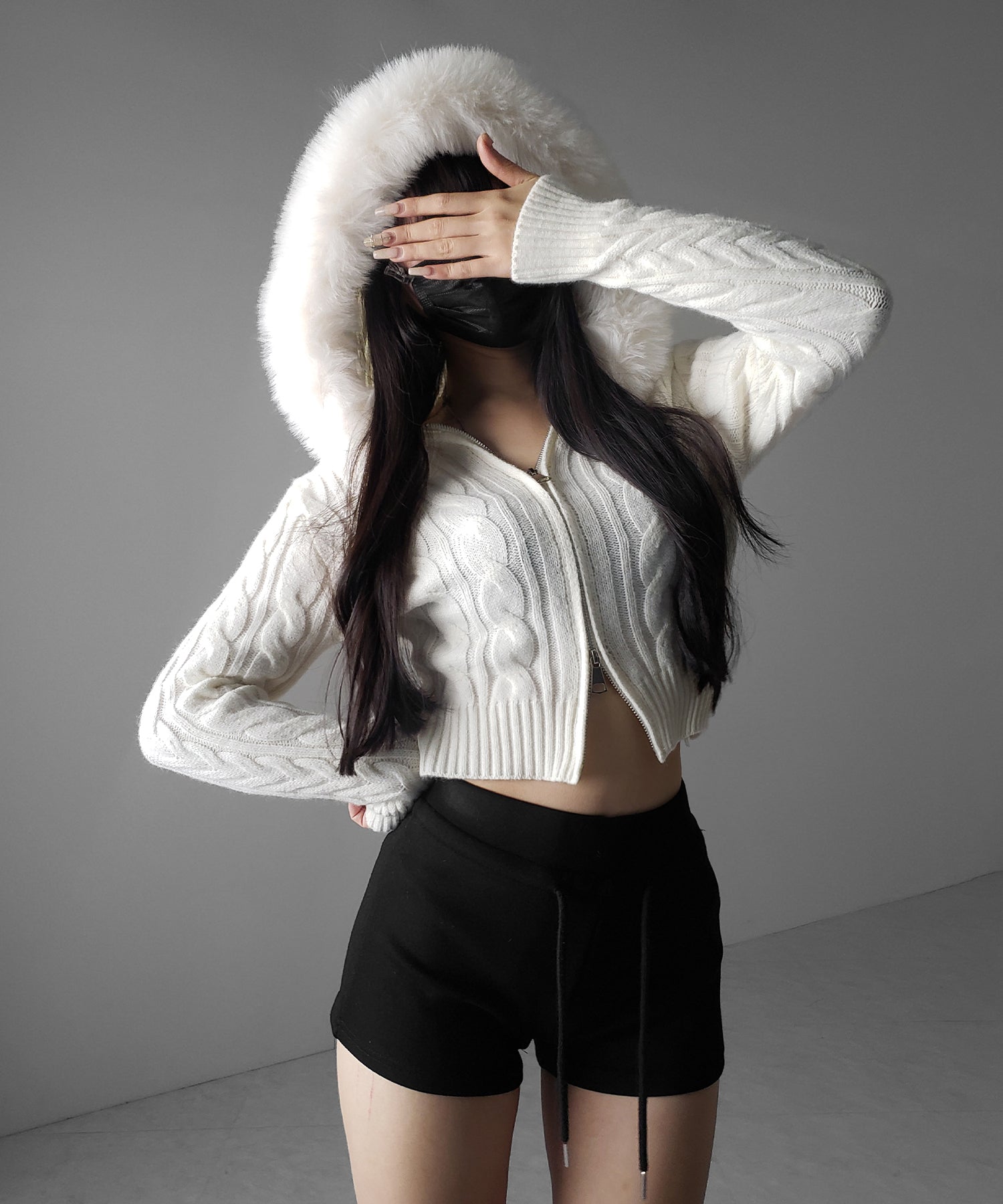 ファーフーディダブルジップショートニットパーカー / Fur hooded double zip short knit hoodie