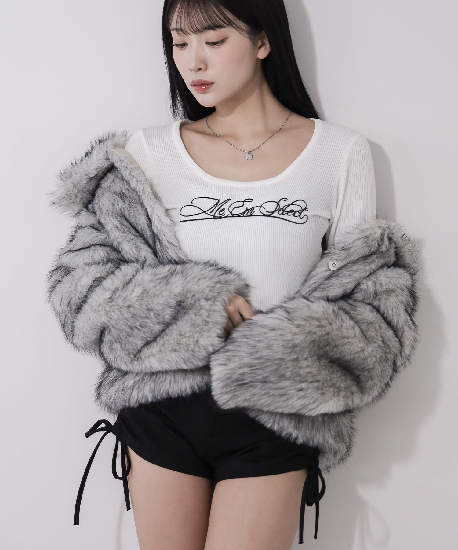 レタリングロゴ刺繍スクエアネックショートリブニットトップス / lettering logo embroidery square neck short rib knit tops