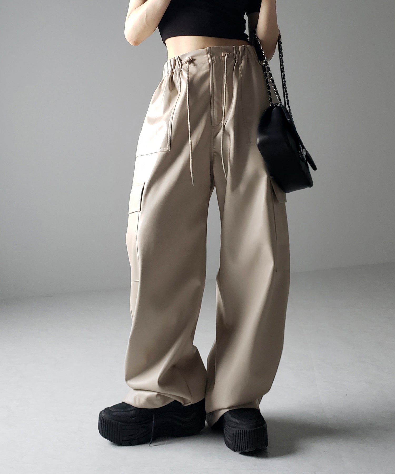 【 4size/2color 】2WAY フェイクレザーワイドカーゴパンツ
