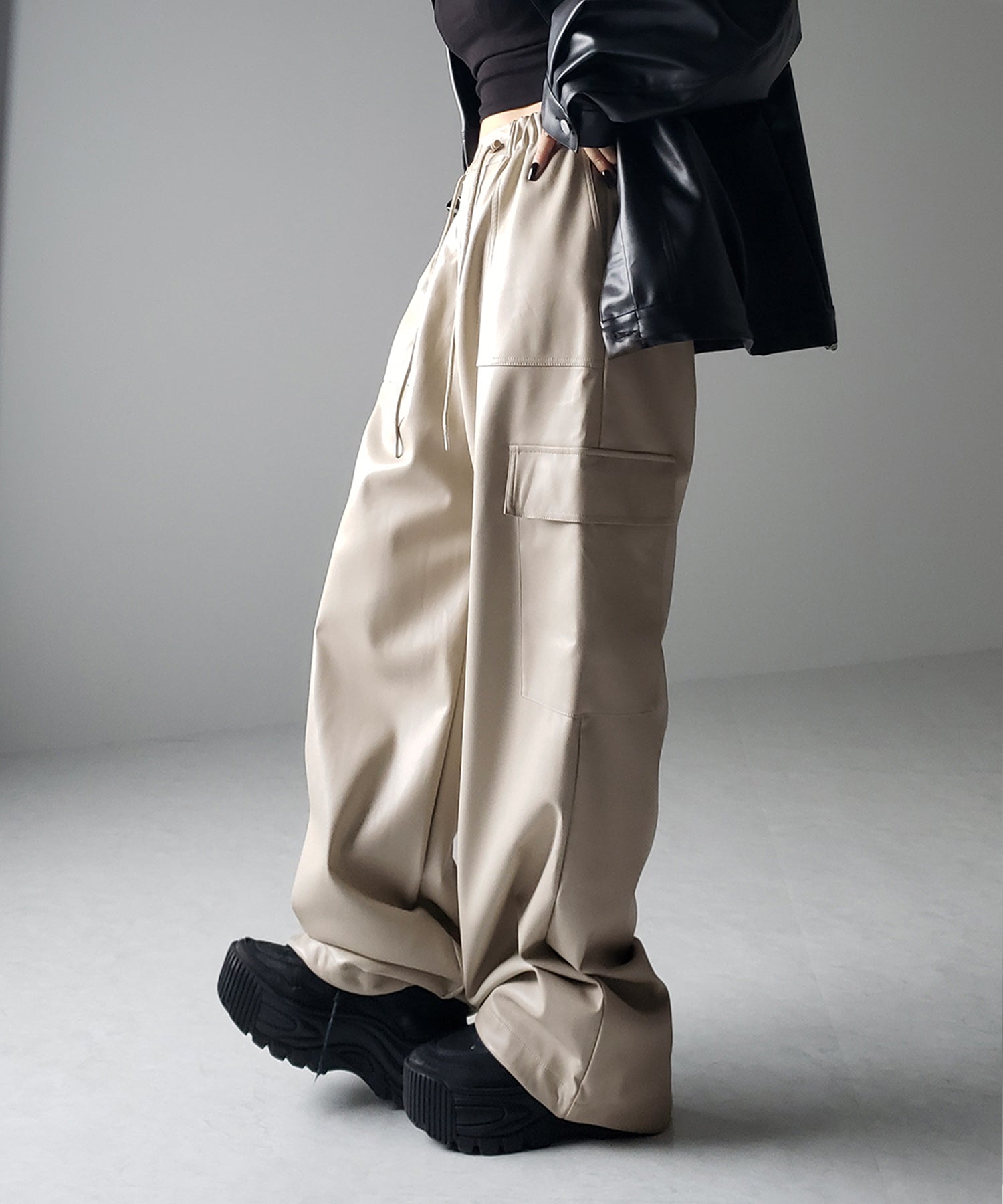 【 4size/2color 】2WAY フェイクレザーワイドカーゴパンツ