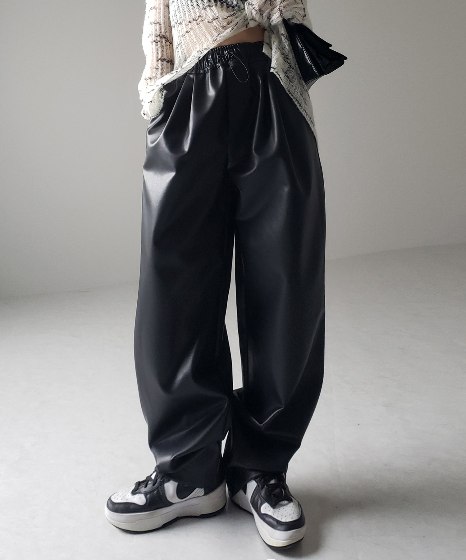 【 4size/2color 】ドロストフェイクレザーボリュームワイドパンツ