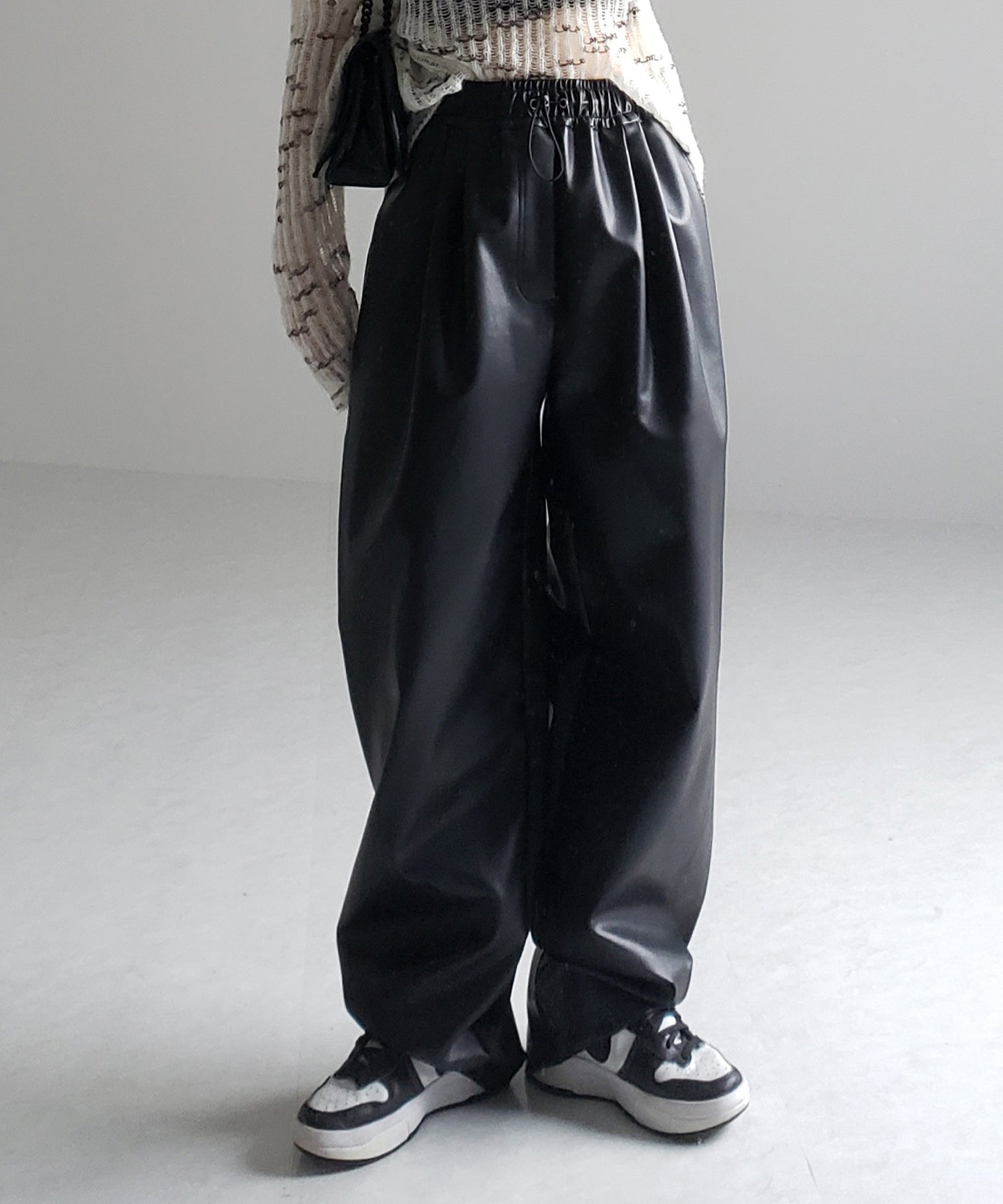 【 4size/2color 】ドロストフェイクレザーボリュームワイドパンツ