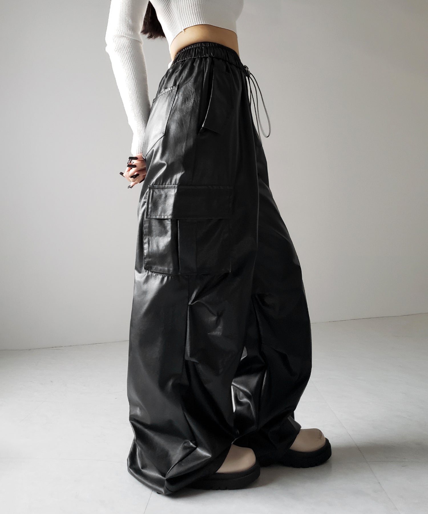2WAY ドロストフェイクレザーワイドカーゴパンツ / 2WAY drawstring fake leather wide cargo pants