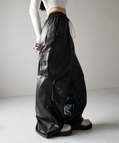 2WAY ドロストフェイクレザーワイドカーゴパンツ / 2WAY drawstring fake leather wide cargo pants
