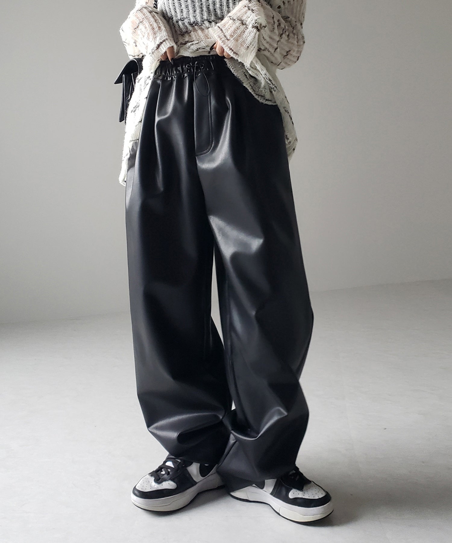 【 4size/2color 】ドロストフェイクレザーボリュームワイドパンツ