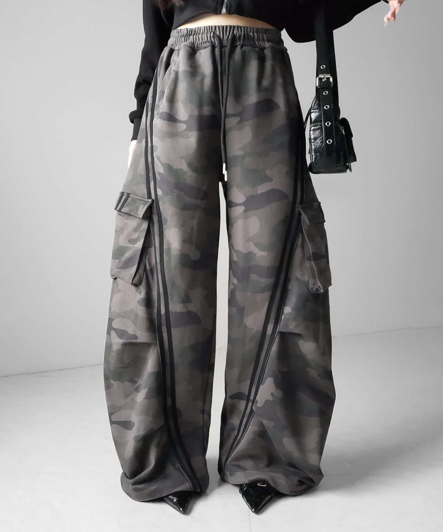 【 裾絞り可能2WAY 】カモフラヴィンテージサイドラインタックワイドスウェットパンツ / camouflage vintage side line tuck wide sweatpants