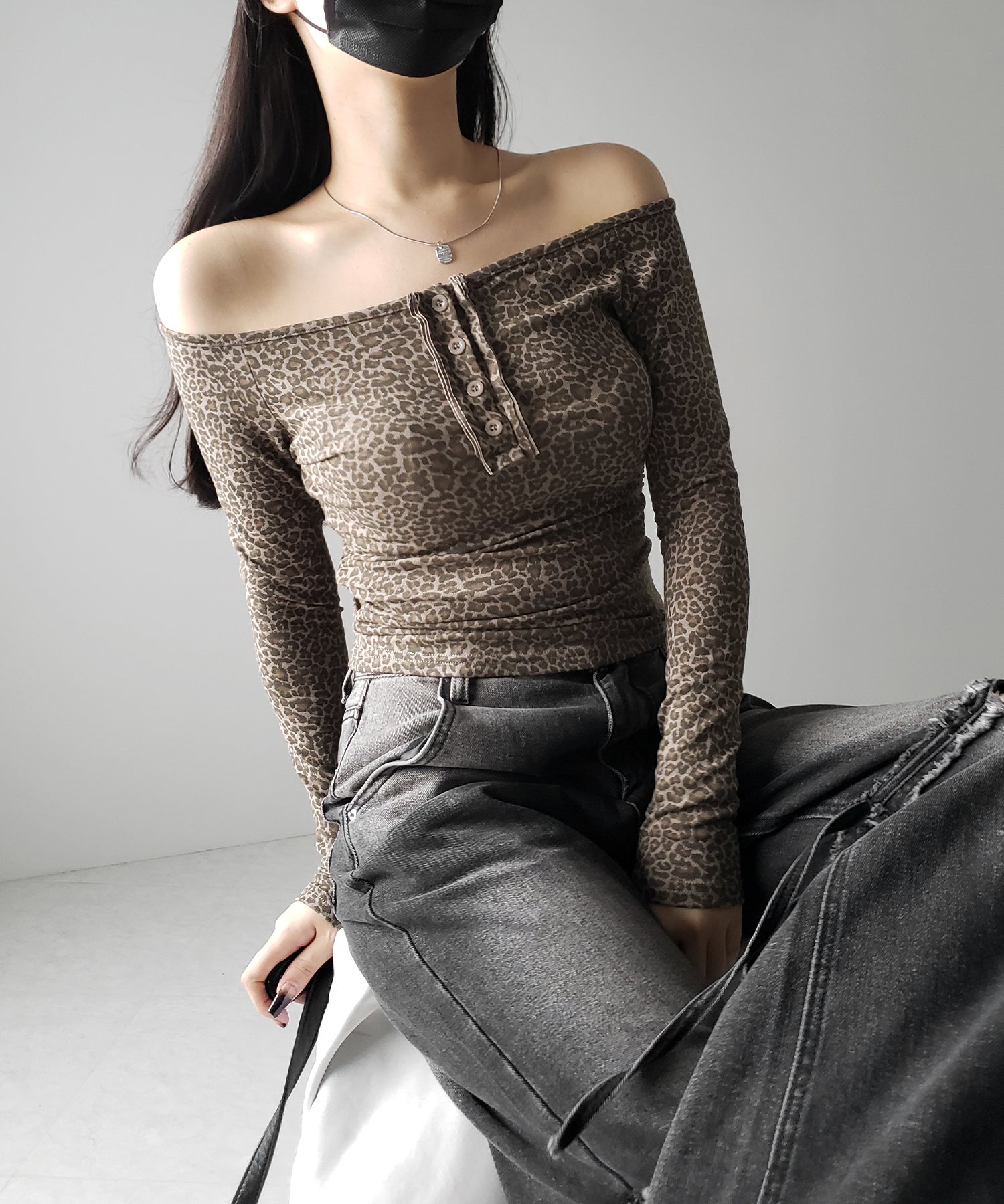 【 2color 】レオパードヘンリーネックオフショルトップス / leopard henley neck off-shoulder tops