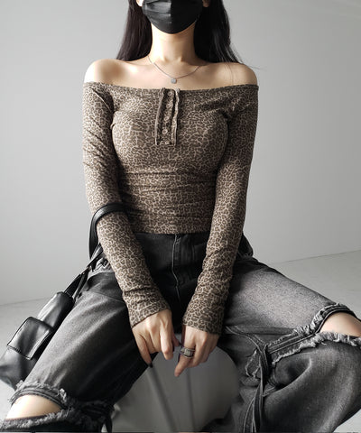レオパードヘンリーネックオフショルトップス / leopard henley neck off-shoulder tops