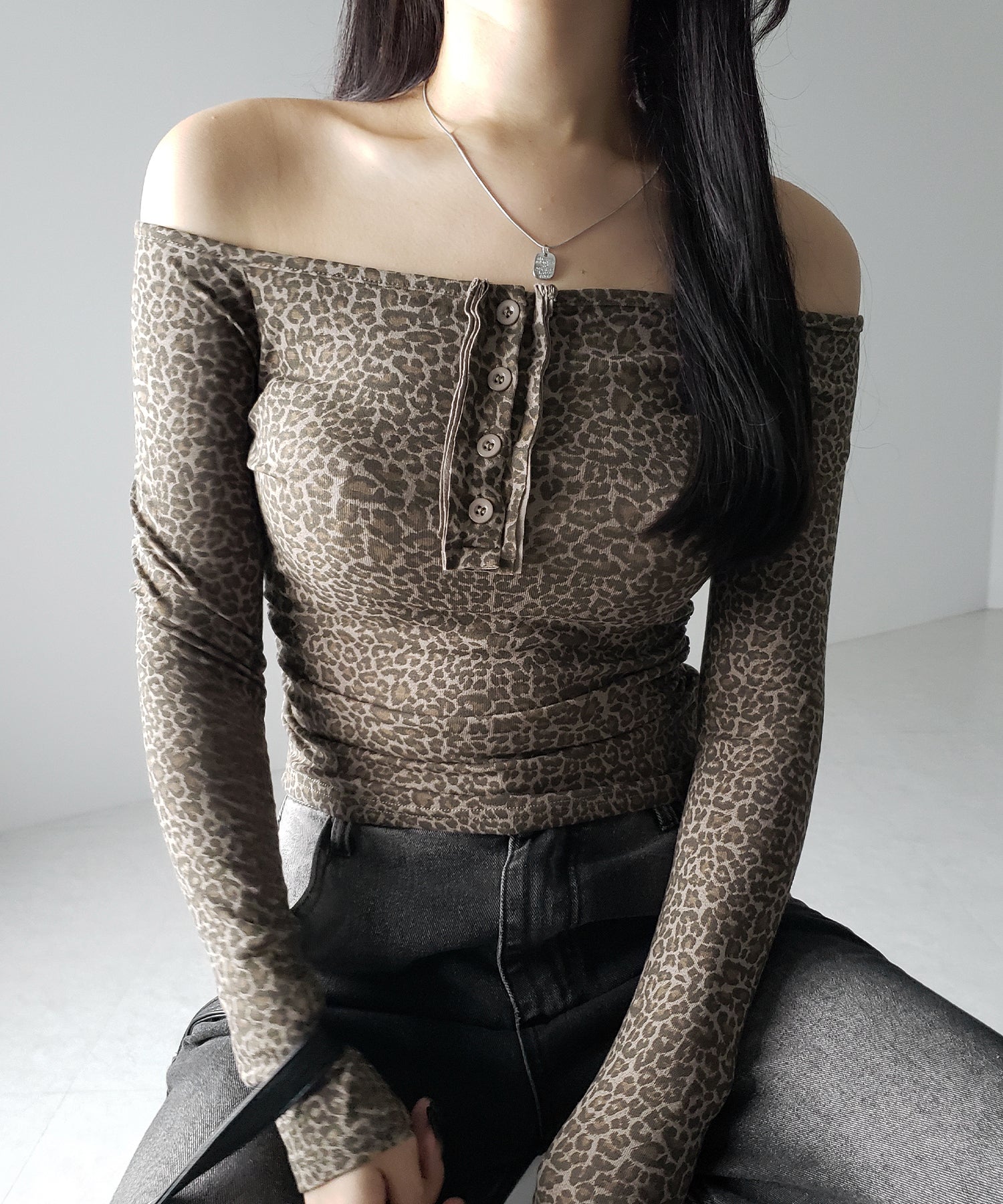 【 2color 】レオパードヘンリーネックオフショルトップス / leopard henley neck off-shoulder tops