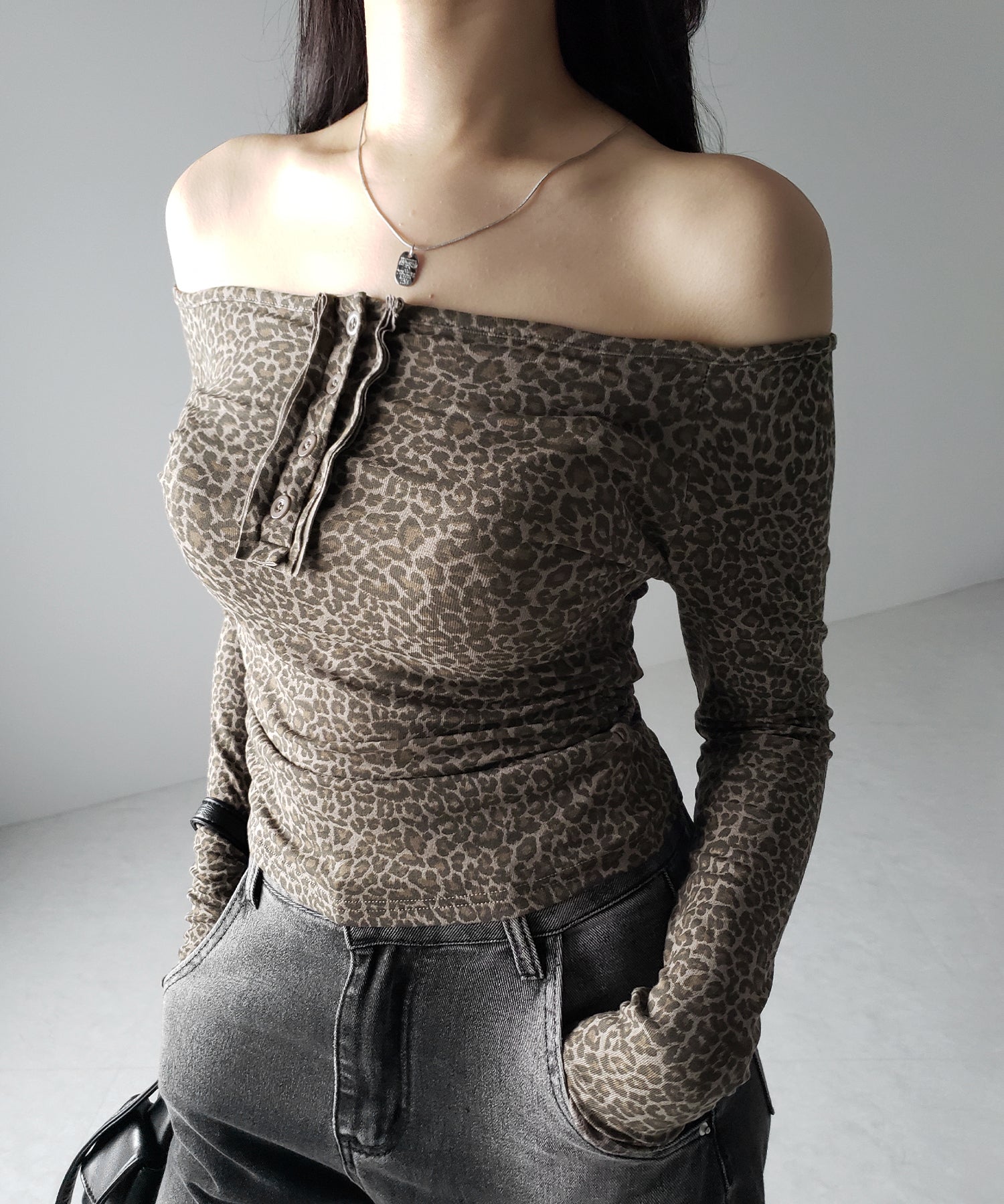 【 2color 】レオパードヘンリーネックオフショルトップス / leopard henley neck off-shoulder tops