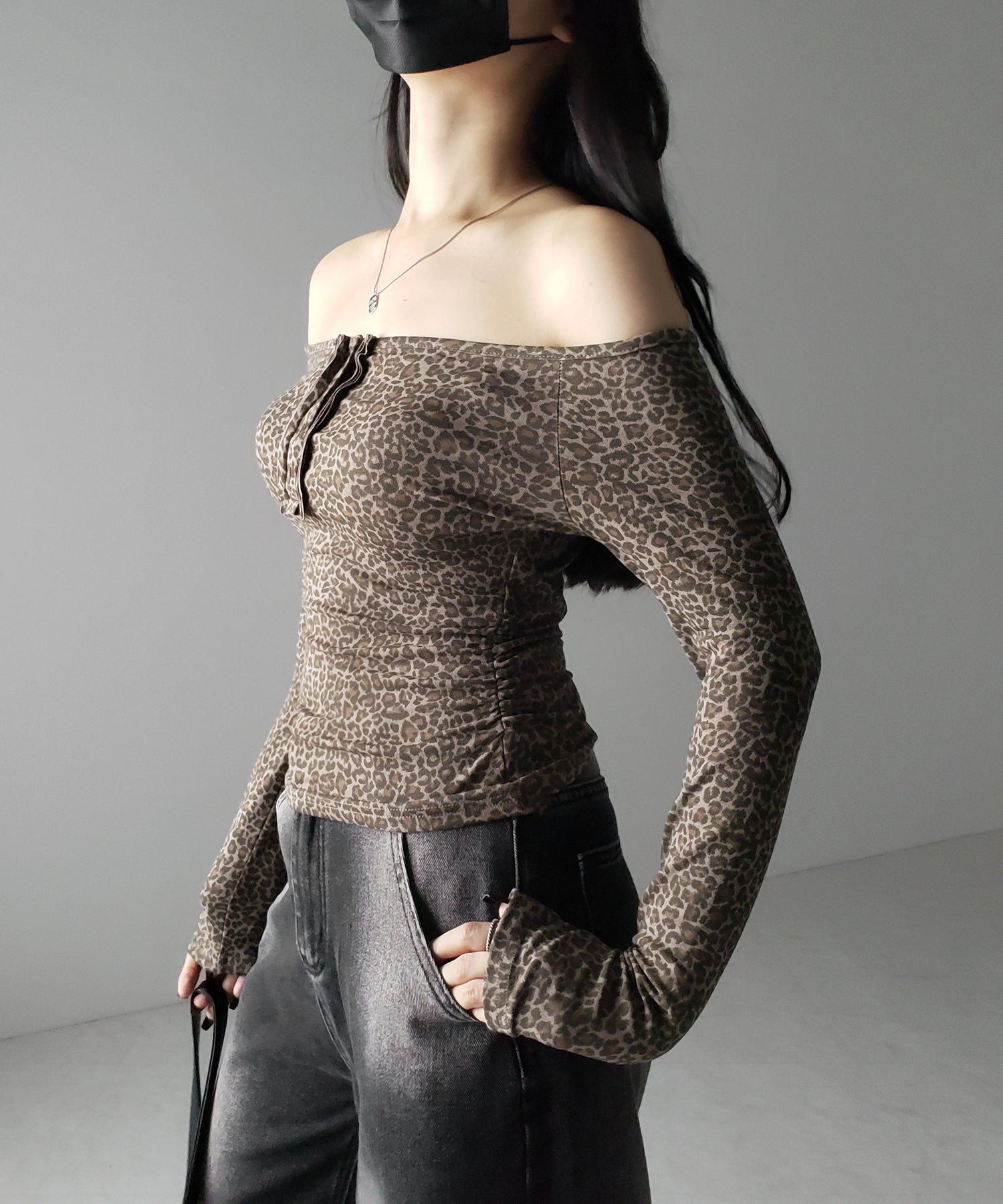 【 2color 】レオパードヘンリーネックオフショルトップス / leopard henley neck off-shoulder tops