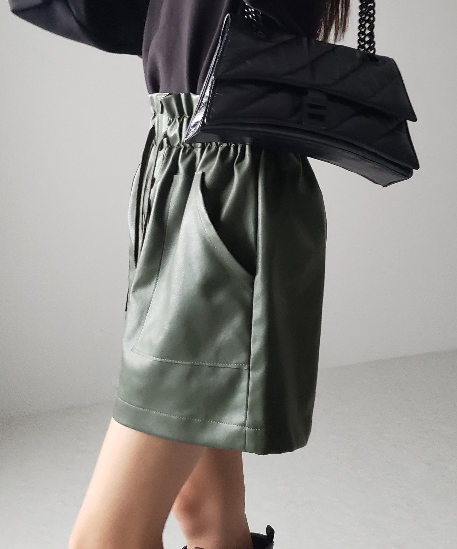 【 4COLOR 】ハイウエストシャーリングレザーショートパンツ