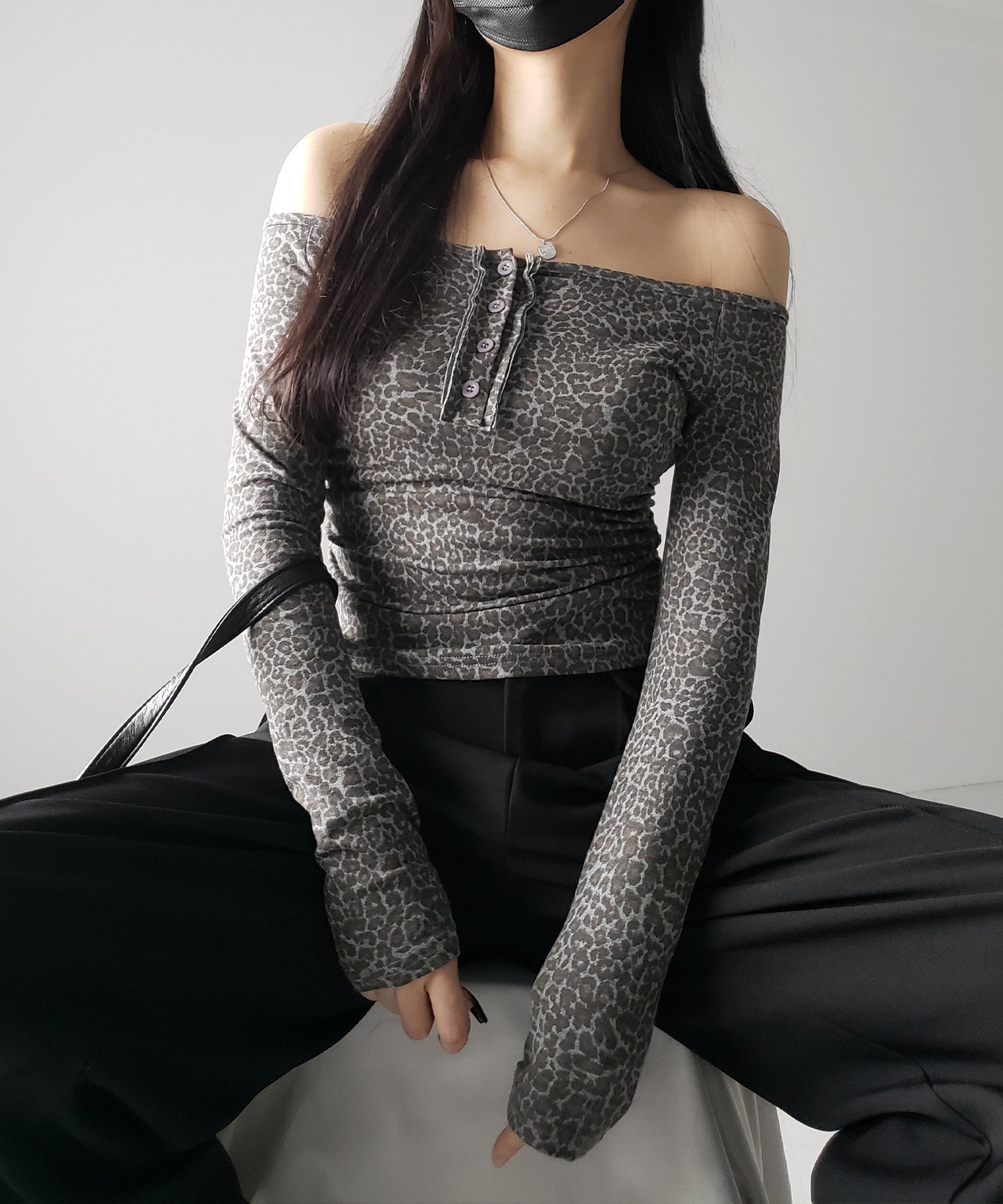 【 2color 】レオパードヘンリーネックオフショルトップス / leopard henley neck off-shoulder tops