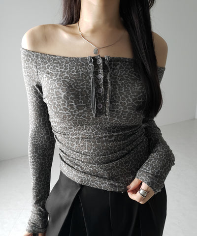 レオパードヘンリーネックオフショルトップス / leopard henley neck off-shoulder tops