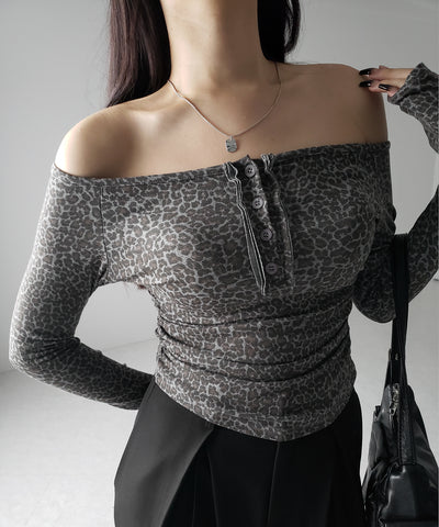 レオパードヘンリーネックオフショルトップス / leopard henley neck off-shoulder tops