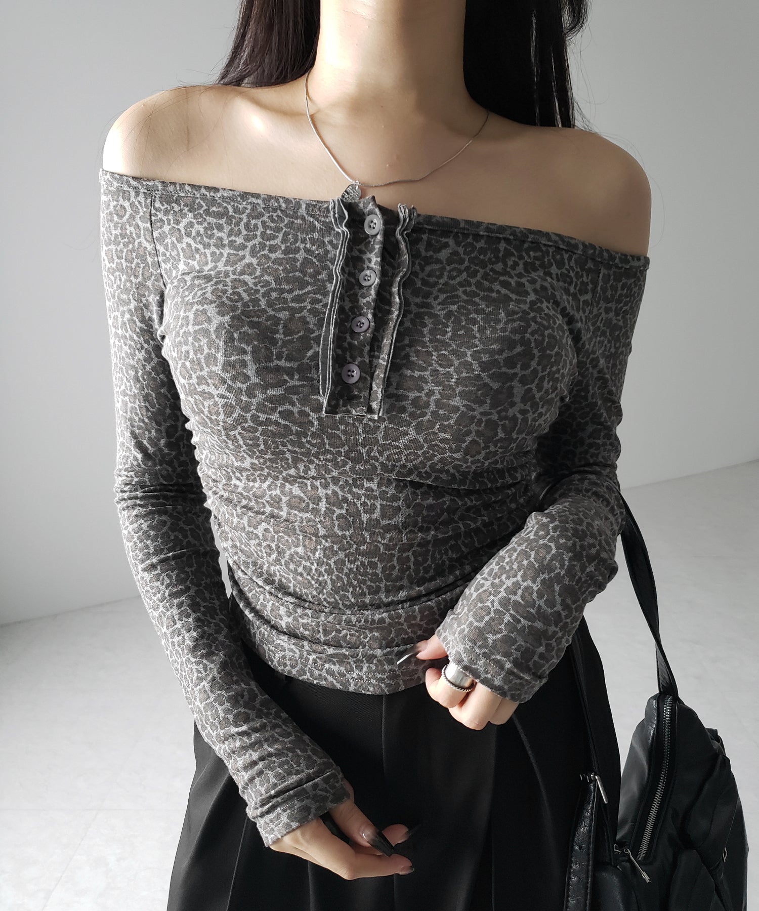 【 2color 】レオパードヘンリーネックオフショルトップス / leopard henley neck off-shoulder tops