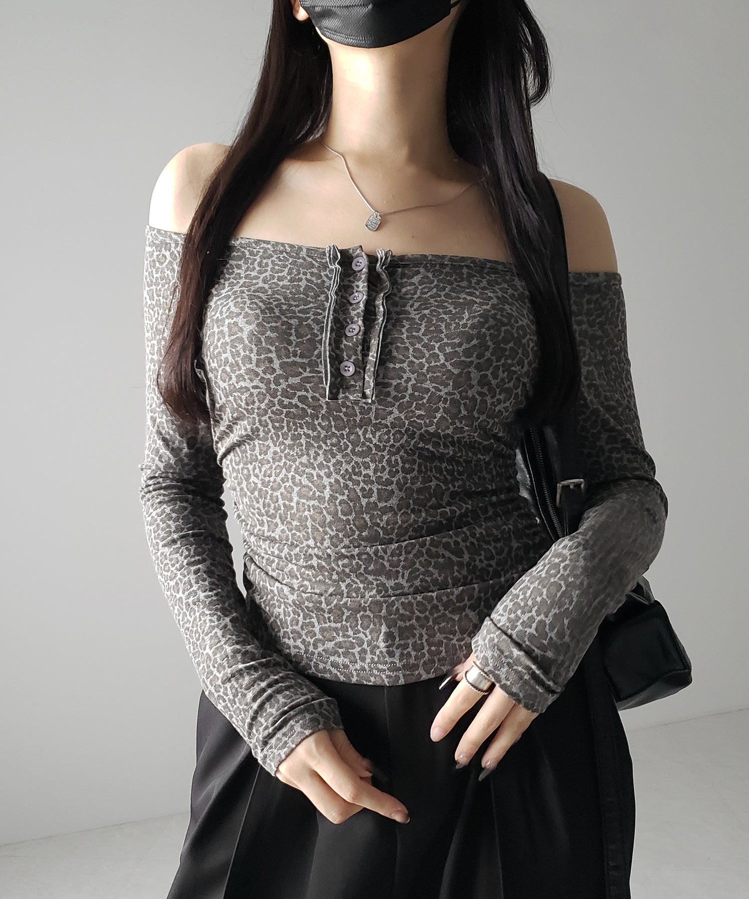 【 2color 】レオパードヘンリーネックオフショルトップス / leopard henley neck off-shoulder tops