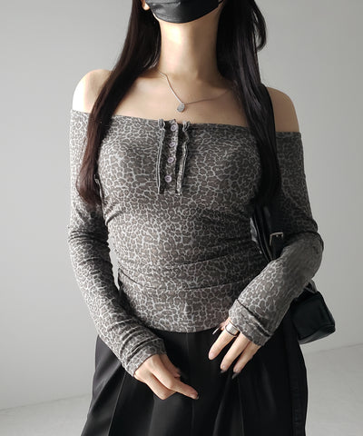 レオパードヘンリーネックオフショルトップス / leopard henley neck off-shoulder tops