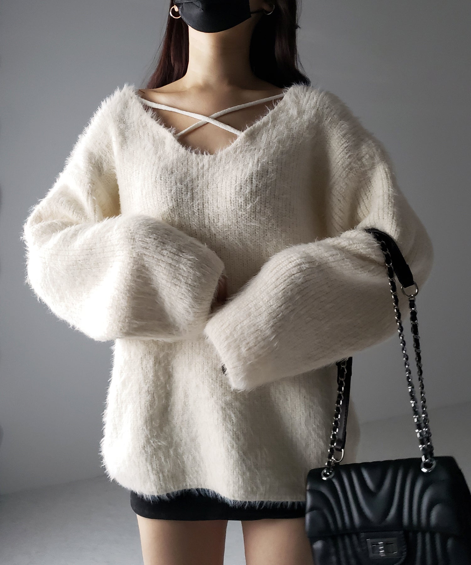 クロスストラップカットアウトルーズシャギーニット