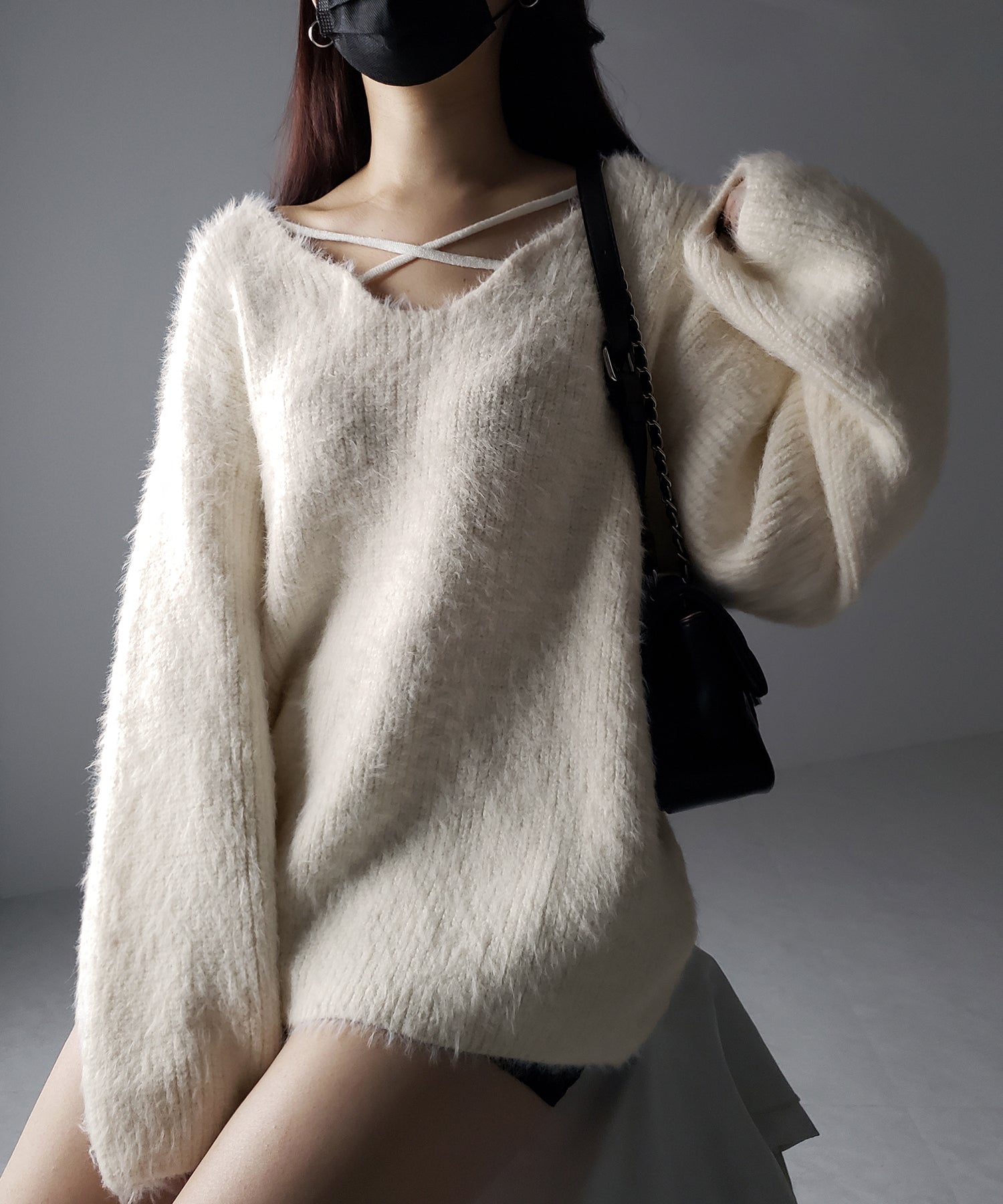 クロスストラップカットアウトルーズシャギーニット