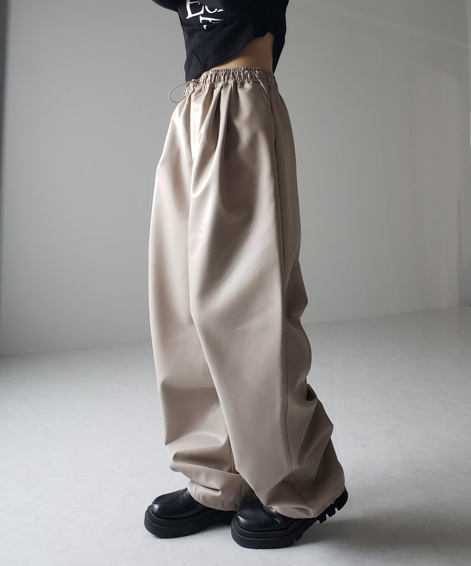 【 4size/2color 】ドロストフェイクレザーボリュームワイドパンツ