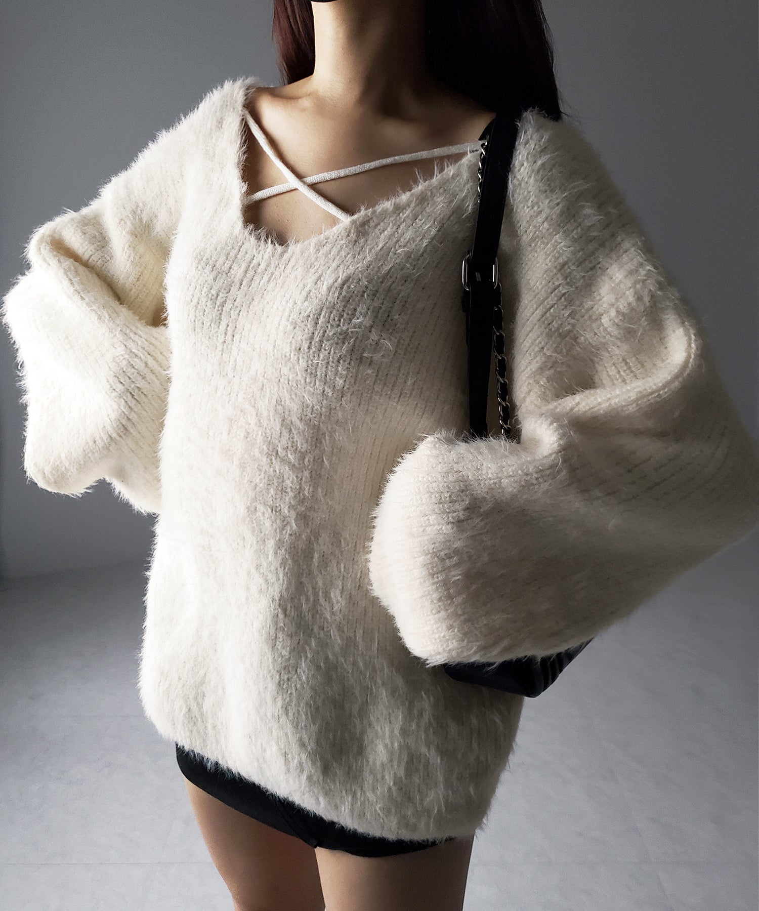 クロスストラップカットアウトルーズシャギーニット