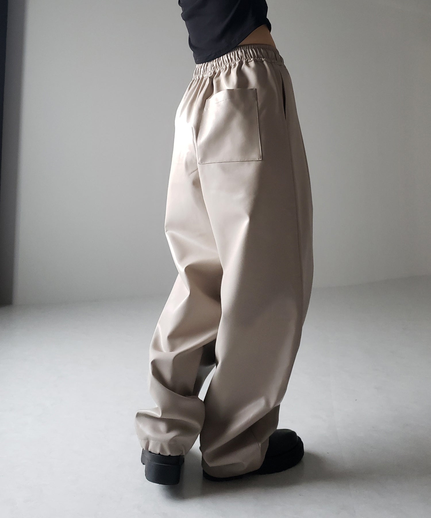 【 4size/2color 】ドロストフェイクレザーボリュームワイドパンツ