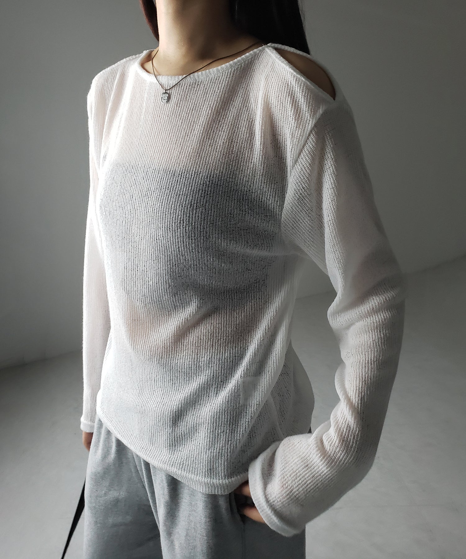 【 3color 】カットアウトショルダールーズシアートップス / cutout shoulder loose sheer tops