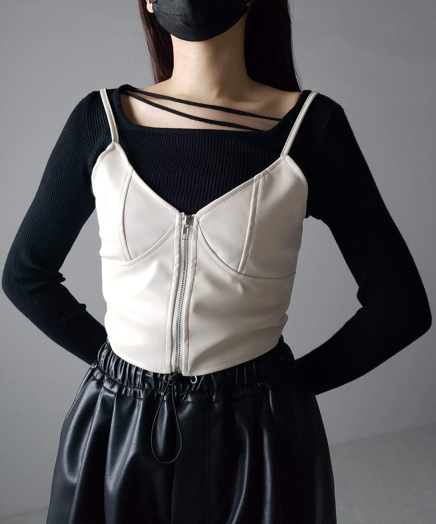 【 2color 】フロントジップフェイクレザービスチェ
