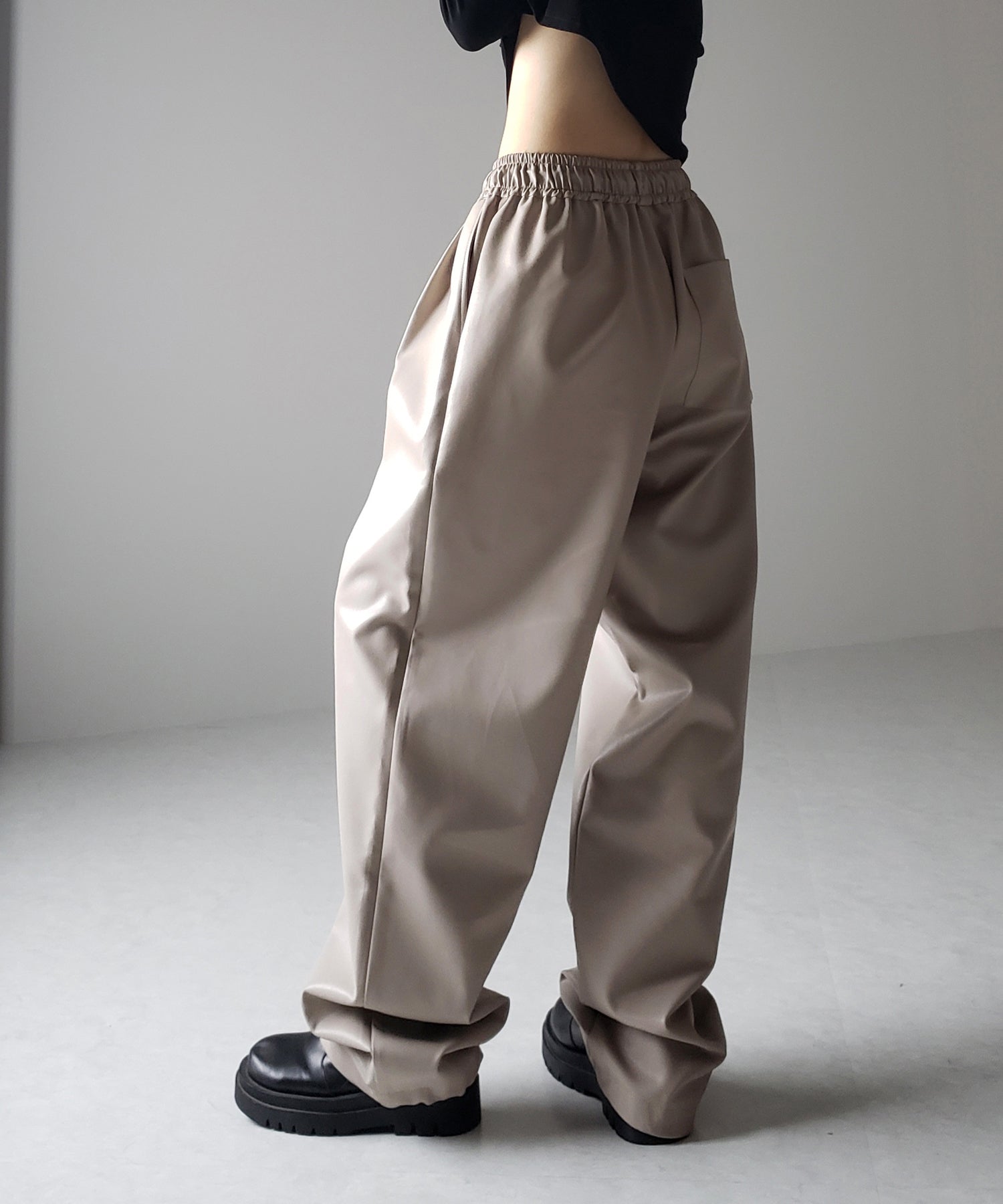【 4size/2color 】ドロストフェイクレザーボリュームワイドパンツ