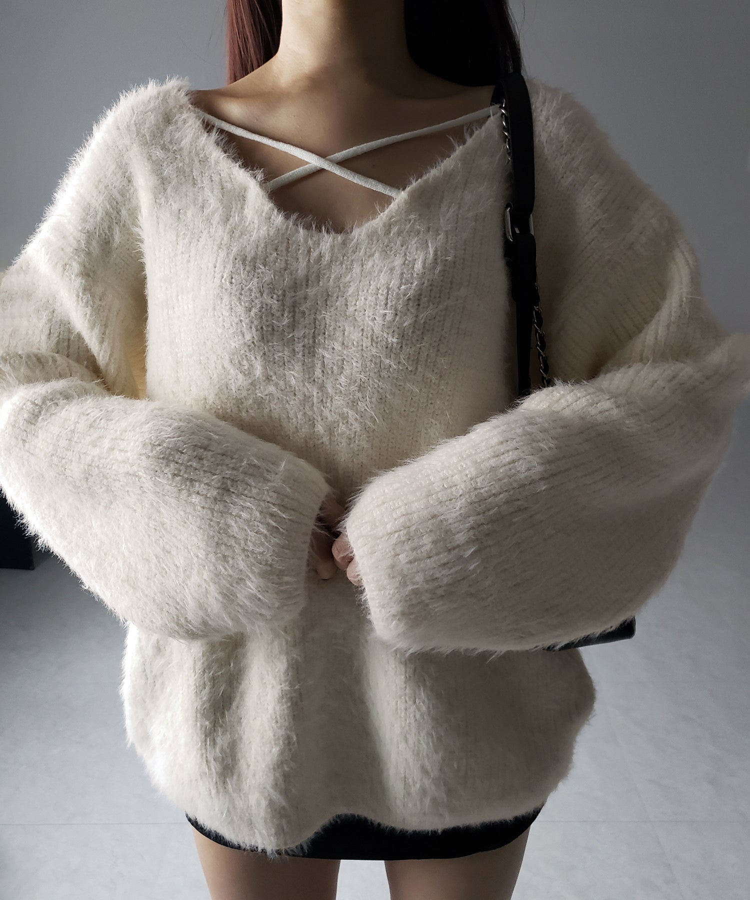 クロスストラップカットアウトルーズシャギーニット