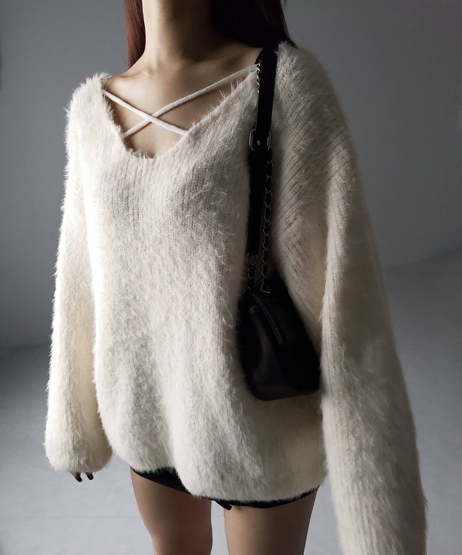 クロスストラップカットアウトルーズシャギーニット