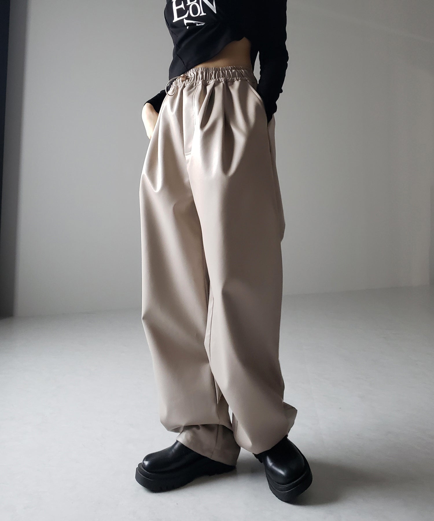 【 4size/2color 】ドロストフェイクレザーボリュームワイドパンツ