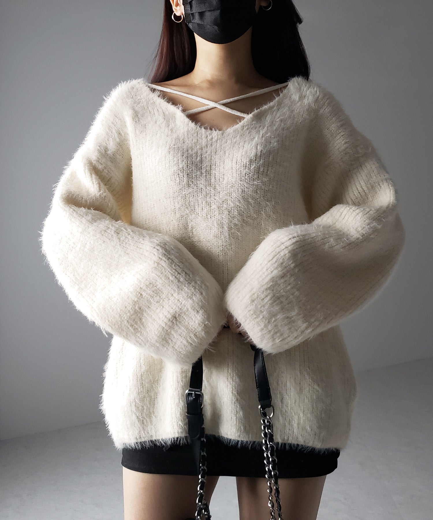 クロスストラップカットアウトルーズシャギーニット